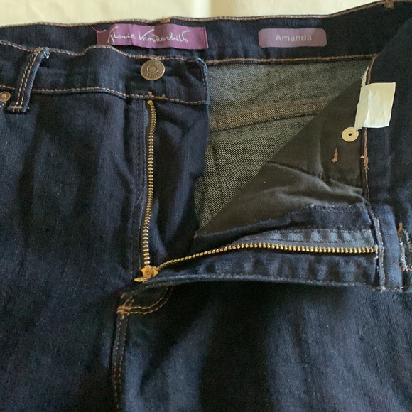 Gloria Vanderbilt Amanda Jeans - Picture 3 of 11
